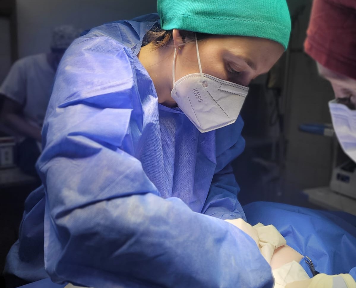 Dra. Natalín Fabaro realizando una cirugía